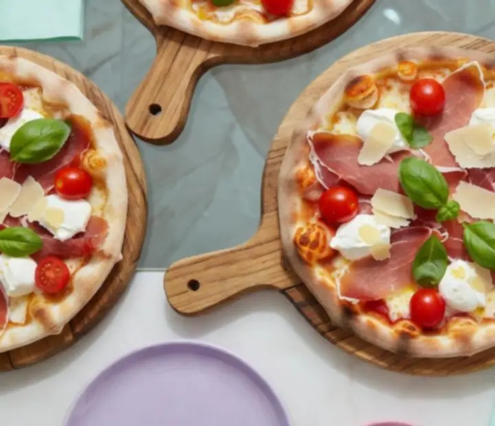 Pizza na cienkim cieście z kolorowymi dodatkami w restauracji Polvarionex